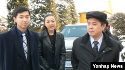 김정일 국방위원장의 이복동생인 김평일(오른쪽)의 지난 2007년 모습. 사진: 연합뉴스.