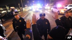 'Yan sanda suna tsare masu zanga zanga yayin wani boren nuna kin jinin 'yan sanda saboda harbin mutane da suke yi a Amurka