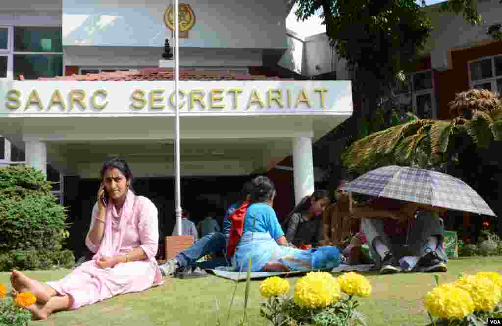 People take refuge outside the SAARC secretariat at Tridev Marg, Kathmandu, May 12, 2015. (Photo: Bikas Rauniar for VOA)