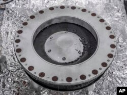 ناسا کی جانب سے جاری ہونے والی اس تصویر میں کیپسول کے اندر سیارچے بنیو سے لائی گئی مٹی کے نمونے دیکھے جا سکتے ہیں۔ 11 اکتوبر 2023