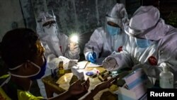 Indonesia mengalami krisis tenaga kesehatan akibat pandemi sementara kasus positif Covid 19 terus meningkat. (Foto: Antara via Reuters)