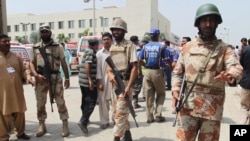 纽约无线电城音乐厅火箭女郎舞蹈团穿着圣诞节服装在波士顿的王安剧院演出（2004年）。王安电脑公司创办人王安在1983年为修复该剧院捐出巨款。1990年，王安去世，享年70岁。后来王安电脑公司迅速解体。但王安剧院至今仍在，火箭女郎舞蹈团也历久不衰。