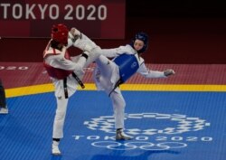 کیمیا علیزاده (چپ) در مبارزه با جید جونز بریتانیایی - ۲۵ ژوئیه ۲۰۲۱