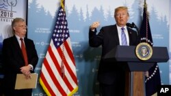 존 볼튼 백악관 국가안보보좌관이 도널드 트럼프 대통령을 바라보고 있다.