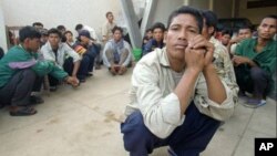 ឯកសារ៖​ ពលករ​ខ្មែរ​រង់​ចាំ​ក្នុង​ពេល​កន្លង​មក