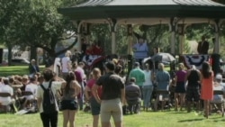 Anti-Establishment Candidates Popular on Iowa Campaign Trail