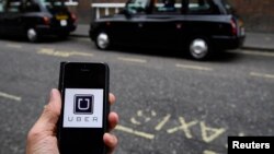 រូបឯកសារ៖ រូបថតមួយបង្ហាញពីកម្មវិធីតាមទូរស័ព្ទ​របស់​សេវាដឹកជញ្ជូនមនុស្ស​តាម​រថយន្ត​របស់ក្រុមហ៊ុន Uber នៅ​ចក្រភពអង់គ្លេស កាលពីថ្ងៃទី២៨ ខែតុលា ឆ្នាំ២០១៦។