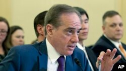 Menteri Urusan Veteran AS David Shulkin memberi keterangan mengenai anggaran veteran untuk tahun fiskal 2019 dan 2020 dihaadapn Komite Urusan Veteran Senat, di Capitol Hill, di Washington, 21 Maret 2018.