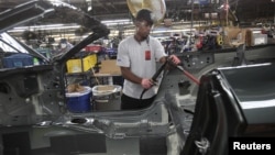 Seorang pekerja di pabrik Ford Motor Co. di Flat Rock, Michigan (foto: ilustrasi). 