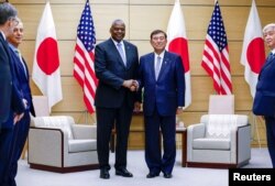 로이드 오스틴 미국 국방장관이 2024년 12월 10일 일본 도쿄 총리 관저에서 이시바 시게루 일본 총리와 양자 회담을 시작하며 악수하고 있다.