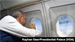 Erdogan waving to F-16
