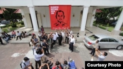 Aksi Solidaritas Wartawan untuk Udin saat meluncurkan simbol perjuangan ungkap kasus terbunuhnya wartawan Fuad Muhammad Safruddin atau Udin, di kompleks DPRD Provinsi Yogyakarta, Selasa (13/8). (Foto: Guntur Aga Tirtana/Radar Jogja)