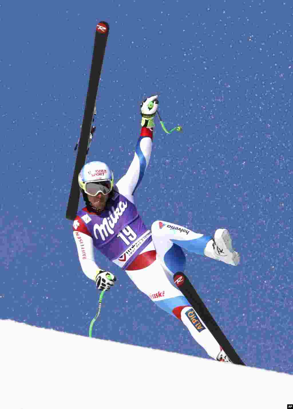 Ski Carlo Janka dari Swiss lepas dan ia jatuh di ski alpen, balapan super-G Piala Dunia, di final Piala Dunia di Meribel, Perancis.