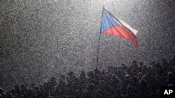 Le drapeau tchèque sous la neige à Liberec, République tchèque, le 27 février 2009. 