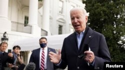 Presiden AS Joe Biden berbicara kepada para reporter di Gedung Putih pada 15 Desember 2021. (Foto: Reuters/Kevin Lamarque)