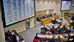 18일 유엔총회 제3위원회에서 북한인권 결의안을 채택한 가운데, 표결 결과가 회의장 대형 화면에 나오고 있다.