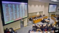 18일 유엔총회 제3위원회에서 북한인권 결의안을 채택한 가운데, 표결 결과가 회의장 대형 화면에 나오고 있다.