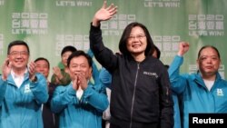 Taiwan President Tsai Ing-wen waves to her supporters after her election victory at a rally, outside the Democratic Progressive Party (DPP) headquarters in Taipei, Taiwan January 11, 2020. (REUTERS/Tyrone Siu)