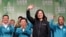台湾总统蔡英文在胜选连任后在台北民进党总部外的集会上向支持者挥手致意。（2020年1月11日）