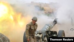 아르메니아 군인이 29일 나고르노-카라바흐 분쟁 지역에서 아제르바이잔군을 향해 대포를 발사하고 있다. 