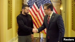 უკრაინის პრეზიდენტი ვოლოდიმირ ზელენსკი და მაიკ ჯონსონი, წარმომადგენელთა პალატის რესპუბლიკელი სპიკერი. 12 დეკემბერი, 2023 წ. ვაშინგტონი, აშშ.