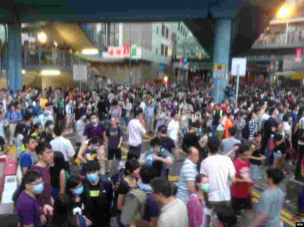 港人声援占中抗拒警方封锁中环金钟多处瘫痪（美国之音海彦拍摄） 