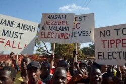 ក្រុម​បាតុករ​ក្រោយ​ការ​បោះឆ្នោត​ដើរ​នៅ​តាម​ផ្លូវ​ក្នុង​ក្រុង​លីឡុងវ៉េ ដើម្បី​ទាមទារ​ឲ្យ​ប្រធាន​គណៈកម្មការ​បោះឆ្នោត​ម៉ាឡាវី ចុះ​ចេញ​ពី​តំណែង។