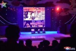 북한 평양 만경대학생소년궁전에서 지난 7일 노동당 창립 75주년 기념 공연이 열렸다고 북한 조선중앙통신이 8일 보도했다.