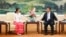 중국을 방문 중인 미얀마 민주화운동 지도자 아웅산 수치 여사(왼쪽)가 11일 베이징 인민대회당에서 시진핑 중국 국가주석과 만났다.