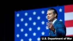 战争部长海格塞斯在弗吉尼亚州匡提科海军陆战队基地对美军将领发表讲话。(2025年9月30日)