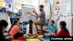 Virjiniya shtati Fairfaks okrugida 20 yoshli talaba Julian Konsolla o'rinbosar o'qituvchi bo'lib ishlamoqda.