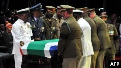 Petugas mengangkat peti mati Nelson Mandela dalam upacara pemakaman kenegaraan di Qunu, 15 Desember 2013.