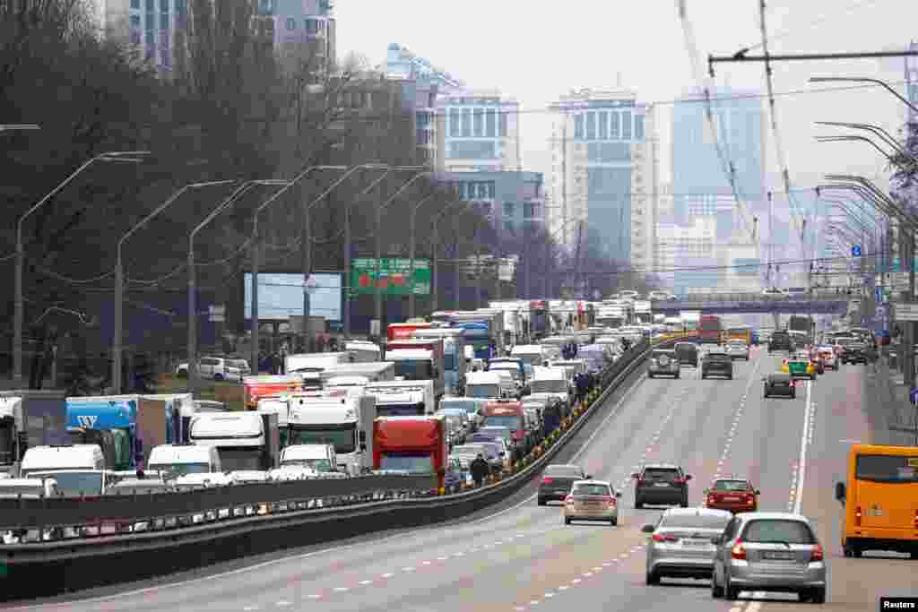 ពលរដ្ឋ​ដែល​ព្យាយាម​​​ចាកចេញ​ពី​រដ្ឋធានី​កៀវ ត្រូវ​ជាប់​កក​ស្ទះ​នៅ​លើ​ផ្លូវ​ល្បឿន​លឿន​មួយ​កន្លែង កាល​ពី​ថ្ងៃ​ទី​២៤ ខែ​កុម្ភៈ ឆ្នាំ​២០២២។