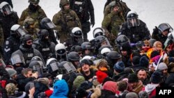 캐나다 오타와 경찰이 트럭 시위대를 해산시키고 있다.