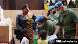 Pripadnici Vojske Srbije u misiji Ujedinjenih nacija u Centralnoafričkoj Republici (MINUSCA) organizovali su tokom humanitarne akcije u Centru za majke i decu u prestonici Bangiju, na fotografiji Ministarstva odbrane Srbije, objavljenoj 17. februara 2022.