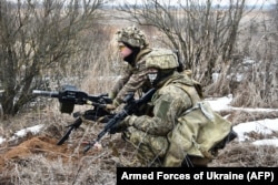 Ova slika koju je 19. februara 2022. objavila pres služba Generalštaba Oružanih snaga Ukrajine na nepoznatoj lokaciji u Ukrajini prikazuje ukrajinske vojnike koji učestvuju u vježbama 18. februara 2022.