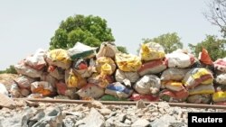 بوجی های پر از سنگ معدن طلا در نزدیکی منطقهٔ دانو واقع در جنوب بورکینافاسو (تصویر از آرشیف صدای امریکا)
