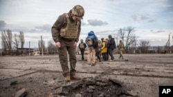 지난 19일 우크라이나 동부 루칸스크 지역에서 우크라이나군 병사가 친러시아 반군 포격 현장을 살펴보고 있다. (자료사진)