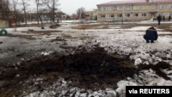 우크라이나 루간스크 지역 당국이 17일 공개한 사진에서 현지 교육시설 경내에 대형 구덩이가 파여있다. 반군 포격에 의한 것이라고 우크라이나 측은 설명했다.