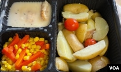 竹篙湾隔离营提供的晚餐，受访者彭先生表示，味道相当难吃