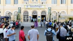 ពលរដ្ឋតម្រង់ជួររង់ចាំទិញឧបករណ៍ធ្វើតេស្តរហ័សកូវីដ១៩ នៅខាងក្រៅក្រសួងប្រៃសណីយ៍កម្ពុជា ខណៈកម្ពុជាកំពុងប្រឈមនឹងការឆ្លងរាលដាលខ្លាំងក្នុងសហគមន៍នៃវីរុសអូមីក្រុង នៅរាជធានីភ្នំពេញ ថ្ងៃទី ២១ ខែកុម្ភៈ ឆ្នាំ ២០២២។