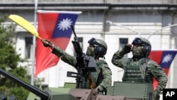 台湾士兵在双十节庆典活动中接受检阅。（2021年10月10日）