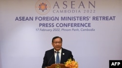 លោក ប្រាក់ សុខុន រដ្ឋមន្ត្រីការបរទេសកម្ពុជា ថ្លែងក្នុងសន្និសីទសារព័ត៌មាននៃកិច្ចប្រជុំចង្អៀតរដ្ឋមន្ត្រីការបរទេសអាស៊ាន នៅភ្នំពេញ កាលពីថ្ងៃទី ១៧ ខែកុម្ភៈ ឆ្នាំ ២០២២។