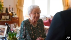Ratu Elizabeth II, hari Minggu (20/2), dinyatakan positif COVID-19 (foto: dok). 