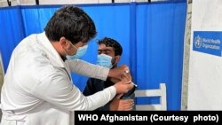 Wani mutum ana yi mashi rigakafin Korona