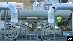 Arhiva - Cevi gasovoda Severni tok 2, koji je suspendovan zbog napada Rusije na Ukrajinu, u Lubminu, Nemačka, na fotografiji od 15. februara 2022.