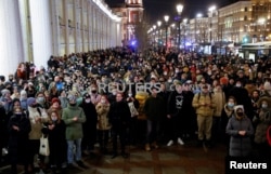 Masyarakat menghadiri protes anti-perang, setelah Presiden Rusia Vladimir Putin mengizinkan operasi militer di Ukraina, di Saint Petersburg, Rusia, 24 Februari 2022. (Foto: Reuters)