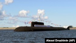 Kapal selam bertenaga nuklir milik Rusia K-266 Orel ambil bagian dalam parade militer di Kronshtadt, Rusia, pada 26 Juli 2020. (Foto: Sputnik, Kremlin Pool via AP/Alexei Druzhinin)