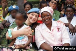 Pripadnici kontingenta Vojske Srbije u misiji Ujedinjenih nacija u Centralnoafričkoj Republici (MINUSCA) organizovali su, povodom Dana državnosti Srbije, humanitarnu akciju u Centru za majke i decu u prestonici Bangiju, na fotografiji Ministarstva odbrane Srbije, objavljenoj 17. februara 2022.