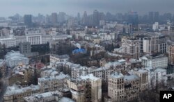 Kota Kyiv, Ukraina, Kamis (24/2). Presiden Rusia Vladimir Putin hari Kamis mengumumkan operasi militer di Ukraina dan memperingatkan negara-negara lain agar tidak mengintervensi. (AP/Emilio Morenatti)